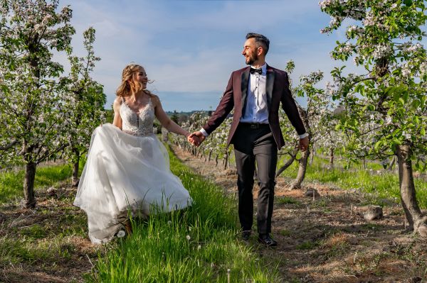 Marzena Bezubik fotograf, plener ślubny, para młoda, wiosna , plener w sadzie